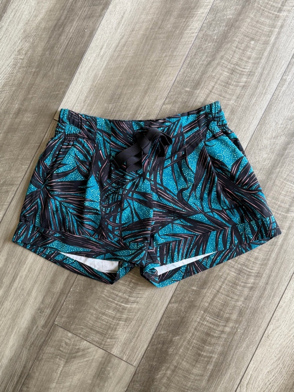 Lululemon Women’s Sz 4 Spring Break Away Short II 3” Palm Lace Teal Running